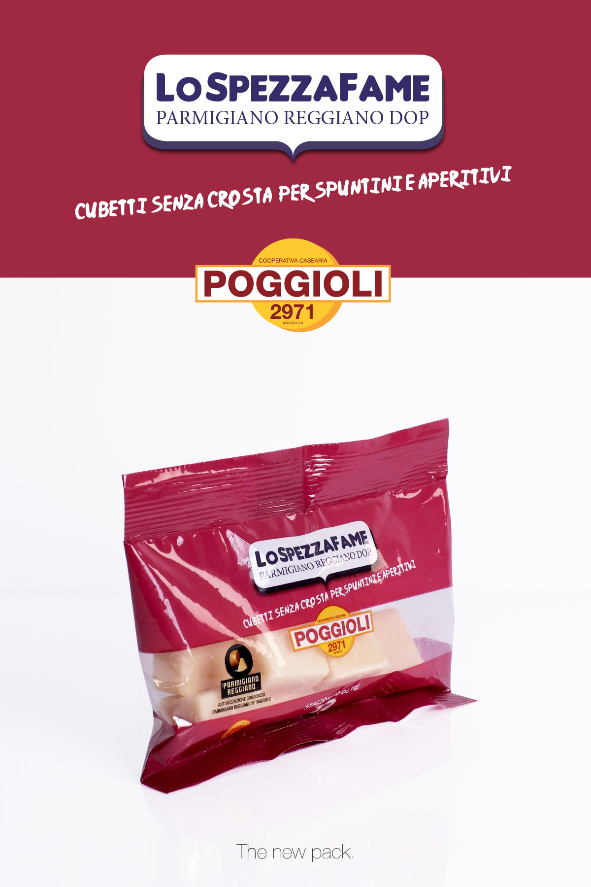 L'immagine presenta una confezione di formaggio Parmigiano Reggiano DOP denominata "Lo Spezzafame". Lo sfondo è diviso in due sezioni, la parte superiore è color rosso scuro mentre la metà inferiore è bianca.
Nella parte superiore, un grande pannello rosso ospita un logo bianco bordato di blu con la scritta in blu "LO SPEZZAFAME PARMIGIANO REGGIANO DOP". Sotto, in lettere bianche e leggermente inclinate, si legge "CUBETTI SENZA CROSTA PER SPUNTINI E APERITIVI". Al centro, campeggia un logo circolare giallo con la scritta "COOPERATIVA CASEARIA POGGIOLI 2971" in rosso intenso, evidenziando il produttore.
Sotto il pannello, c'è un pacchetto di colore rosso lucido che contiene dei cubetti di formaggio. La confezione presenta un piccolo finestrino trasparente che permette di vedere il formaggio all'interno. Sul fronte, vi è una replica del logo con "LO SPEZZAFAME PARMIGIANO REGGIANO DOP" in bianco su fondo rosso, seguita dalla descrizione in bianco "CUBETTI SENZA CROSTA PER SPUNTINI E APERITIVI". Il logo "POGGIOLI 2971" appare centralmente in giallo e rosso, e più in basso è visibile il marchio nero e oro del Parmigiano Reggiano, confermando l'autenticità del prodotto.
In basso a sinistra del pacchetto, si notano alcune informazioni sulla certificazione DOP del formaggio. Nella parte inferiore dell'immagine, su sfondo bianco, c'è la scritta "The new pack." in grigio chiaro, che suggerisce un aggiornamento del design della confezione. L'insieme comunica un senso di qualità ed eleganza, ponendo l'accento sull'autenticità del prodotto e la sua novità.
