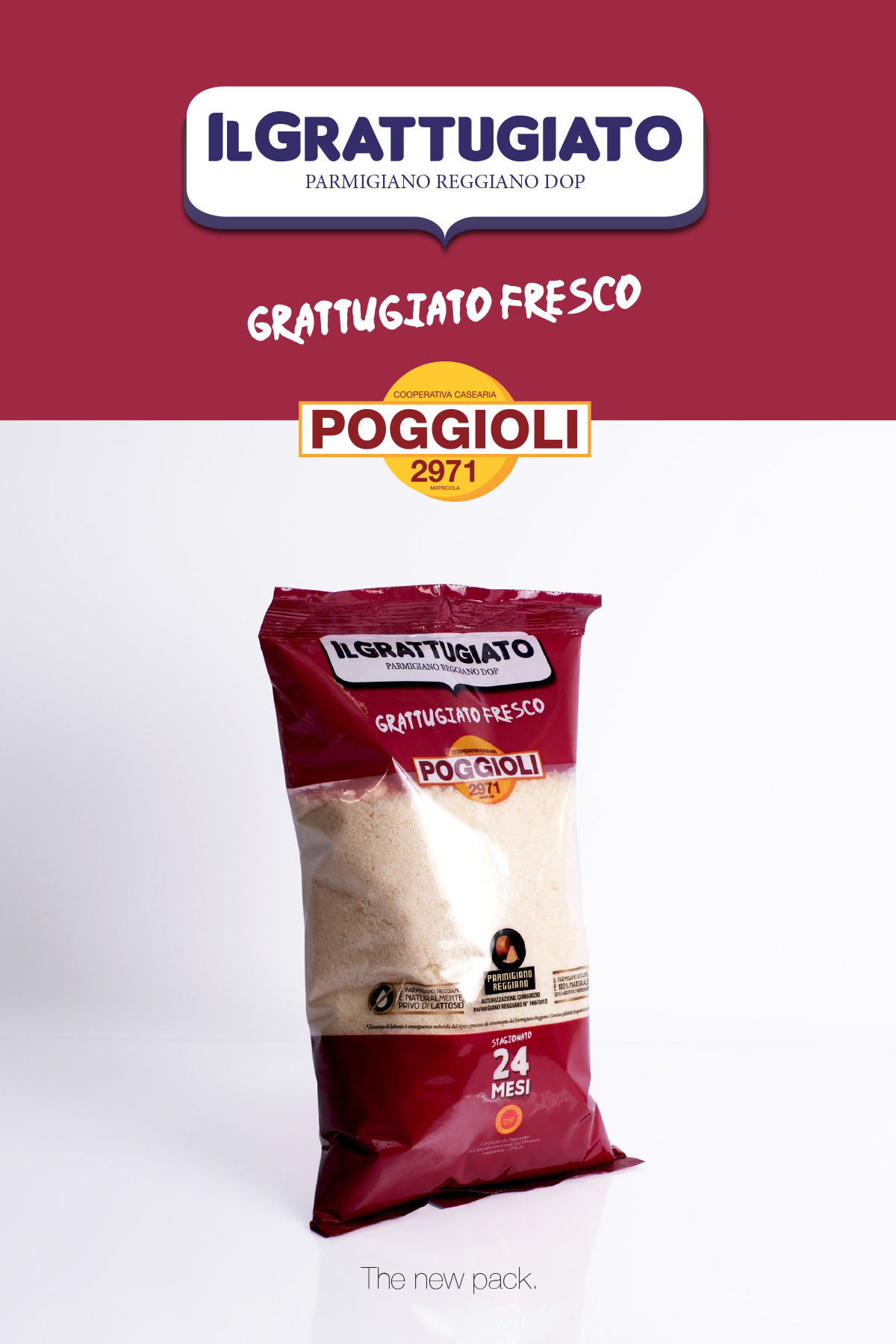 L'immagine presenta una confezione di Parmigiano Reggiano grattugiato fresco. Lo sfondo è diviso in due: la parte superiore è di un colore rosso intenso, mentre la metà inferiore è bianca.
Nella parte superiore, un grande pannello rosso ospita diverse scritte in bianco. Al centro, c'è il testo "IL GRATTUGIATO PARMIGIANO REGGIANO DOP" in caratteri blu scuro su un rettangolo bianco. Sotto, con uno stile leggermente informale, si legge "GRATTUGIATO FRESCO". Poco sotto, risalta il logo giallo e rosso della "COOPERATIVA CASEARIA POGGIOLI 2971".
La metà inferiore dell'immagine mostra una confezione di plastica trasparente con dettagli rossi. La confezione è piena di Parmigiano Reggiano grattugiato, che si intravede facilmente attraverso il materiale trasparente. Sul fronte, c’è un'etichetta con il nome "IL GRATTUGIATO PARMIGIANO REGGIANO DOP" e un'altra scritta bianca che dice "GRATTUGIATO FRESCO". Il logo "POGGIOLI 2971" si ripete centralmente su fondo rosso.
Verso la parte inferiore della confezione, sono presenti simboli che indicano che il prodotto è naturalmente privo di lattosio. Accanto si trova un marchio nero e oro del Parmigiano Reggiano. Al centro, si legge "stagionato 24 mesi" in caratteri bianchi, indicando la durata della stagionatura.
Alla base, su uno sfondo elegange bianco, la frase "The new pack." è stampata in caratteri grigi chiari, suggerendo un aggiornamento o una novità nella confezione del prodotto. L'insieme trasmette un senso di freschezza e autenticità, puntando sull'eleganza della confezione e sulla qualità del formaggio.